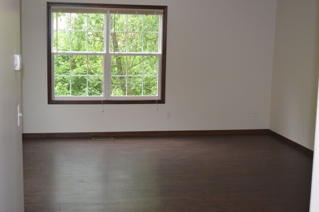 Building Photo - 585 Birch Hill Dr