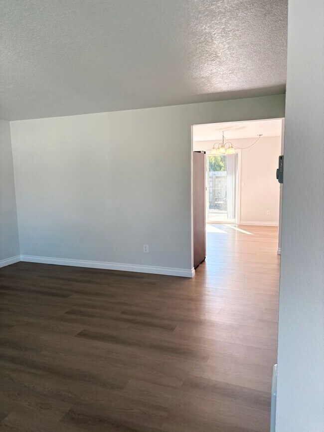 Building Photo - HALF MONTH FREE OF RENT Beautifully Remode...