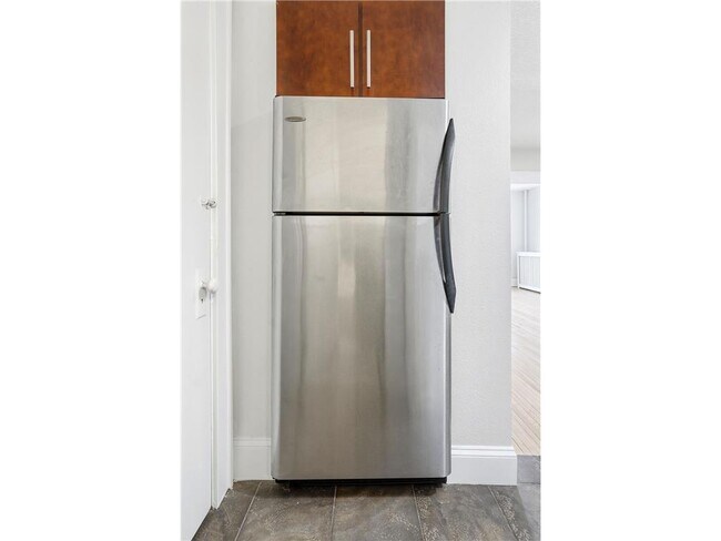 Building Photo - 2881 Irving Ave S