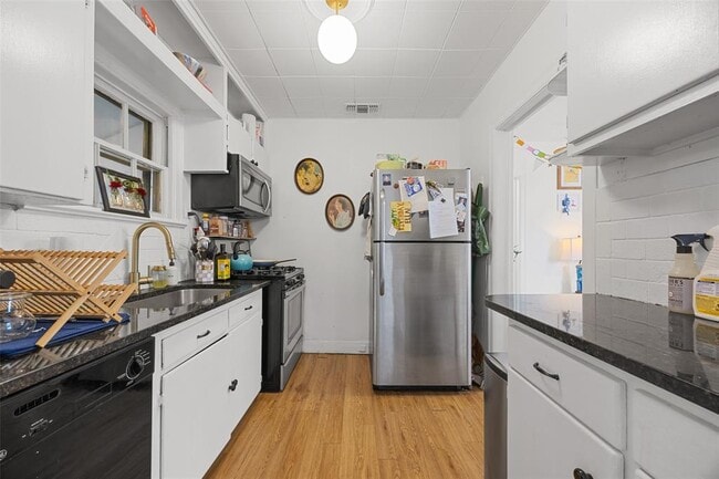 Building Photo - 1028 E 43rd St