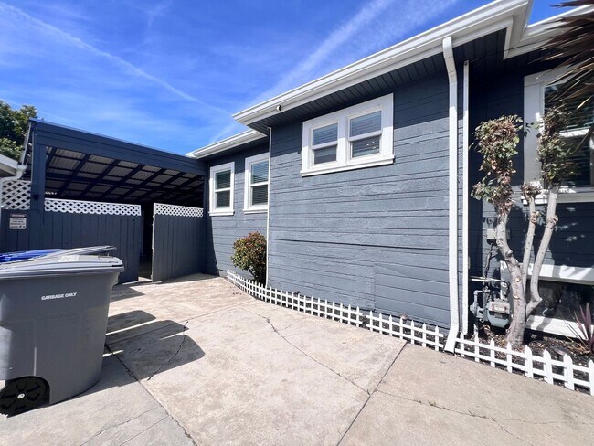 Building Photo - Fully Updated Home in San Leandro Available for Rent!!