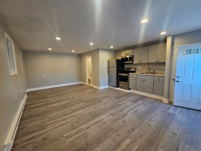 Building Photo - 370 Bruce Ave