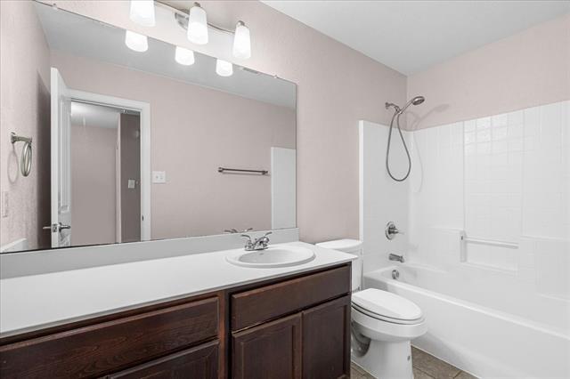 Building Photo - 710 Woodcrest Dr