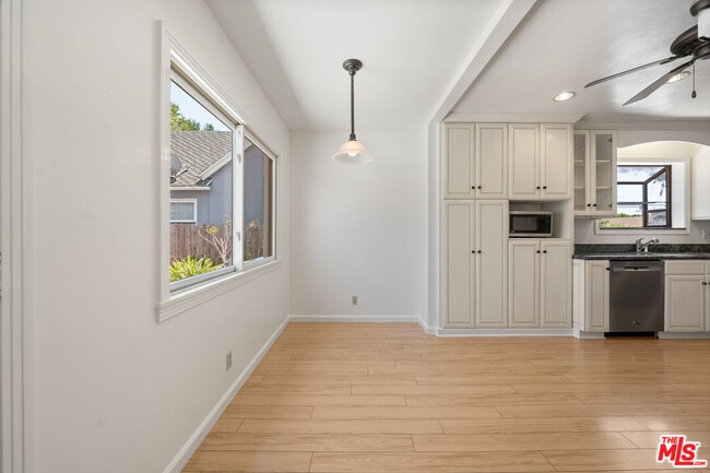 Building Photo - 3016 Greenfield Ave