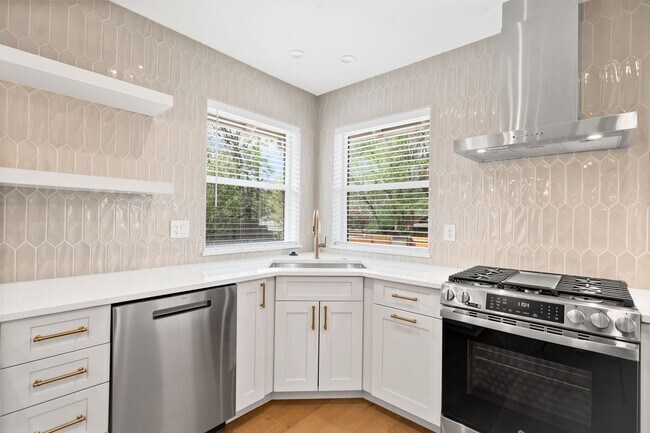 Building Photo - Remodeled 4BD, 3.5BA Home in South Park Hill with 2-Car Garage