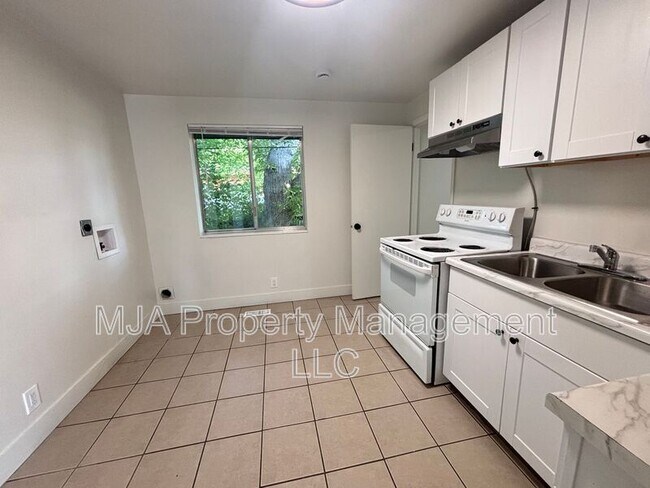 Building Photo - 2564 S 8th E