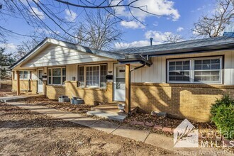 Building Photo - Updated 2 Bedroom Duplex With Basement Sto...