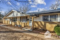 Building Photo - Updated 2 Bedroom Duplex With Basement Sto...