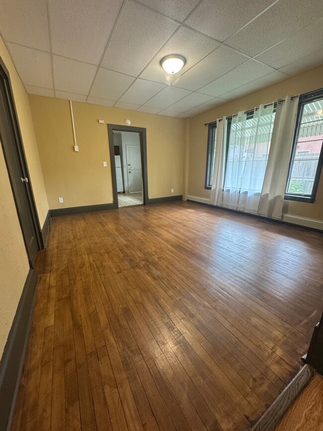 Building Photo - 414 6th St S
