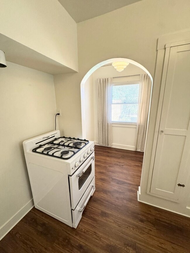 Building Photo - Charming 1 Bedroom 1 Bath Historic Duplex,...