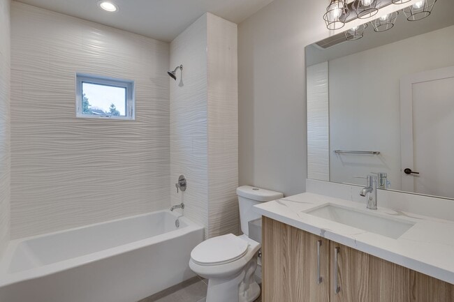 Building Photo - Beautiful 2 bed 2 bath townhouse!