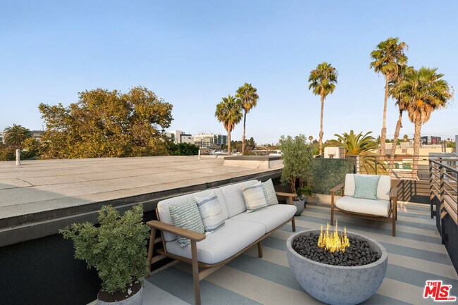 Building Photo - 807 N Detroit St