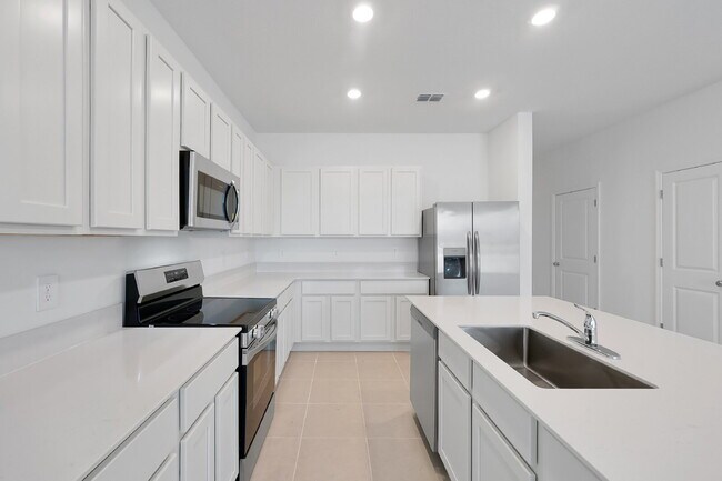 Building Photo - Beautiful New 3-Bedroom Townhome in Davenport — Includes Resort Pool, Modern Clubhouse & Family P...