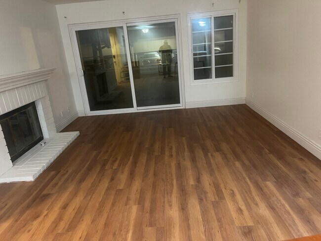 Building Photo - 3855 Thorncroft Ln