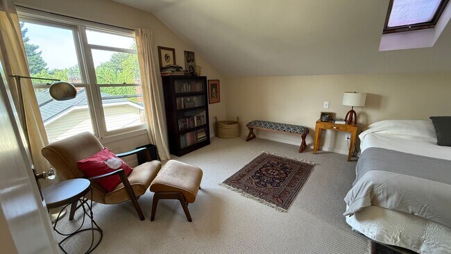 Building Photo - Beautiful Fully Furnished Home in Close-In...
