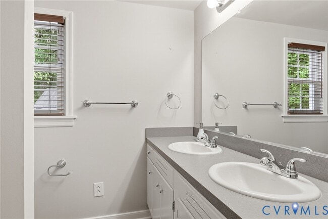 Building Photo - 7603 S Pinehill Dr