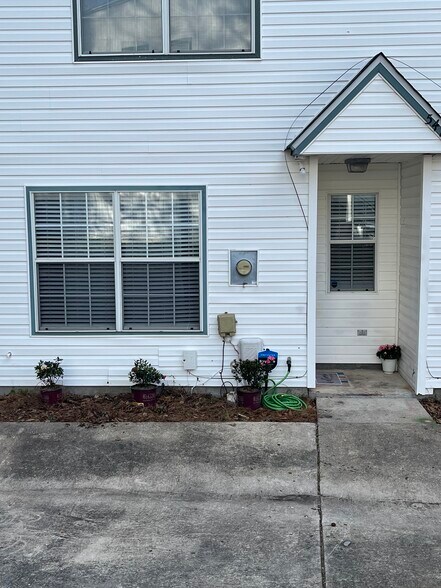 Building Photo - 547 Collinsford Rd