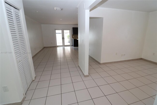 Building Photo - 230 SW 30th Ave