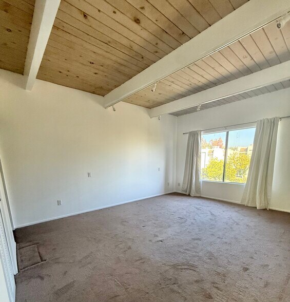 Building Photo - 11818 Moorpark St