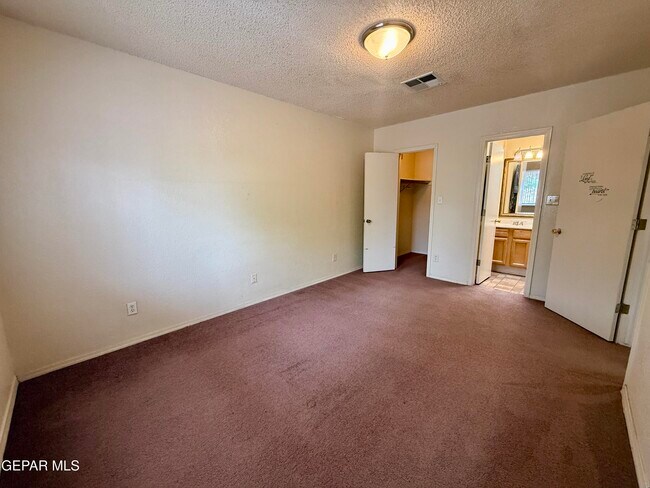 Building Photo - 12118 Royal Woods Dr