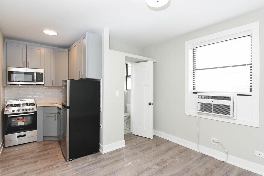 Building Photo - 510 W Belmont Ave