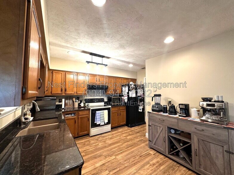 Building Photo - 2051 Oak Water Dr