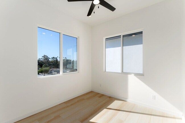 Building Photo - Private Yard Space, No Shared Walls, Views, New Luxury