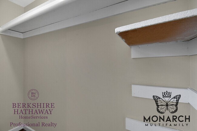 Building Photo - 2 Bedroom Townhouse Apartment- HUGE WALK IN CLOSET