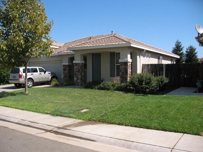 Building Photo - Stylish 3 Bed / 2.5 Bath Home in Lincoln –...
