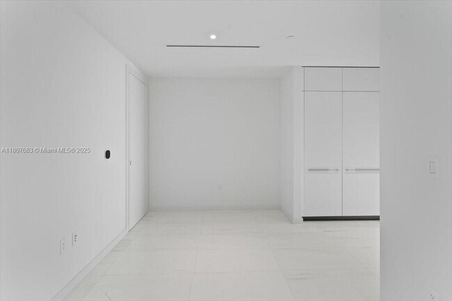 Building Photo - 300 Biscayne Blvd Way