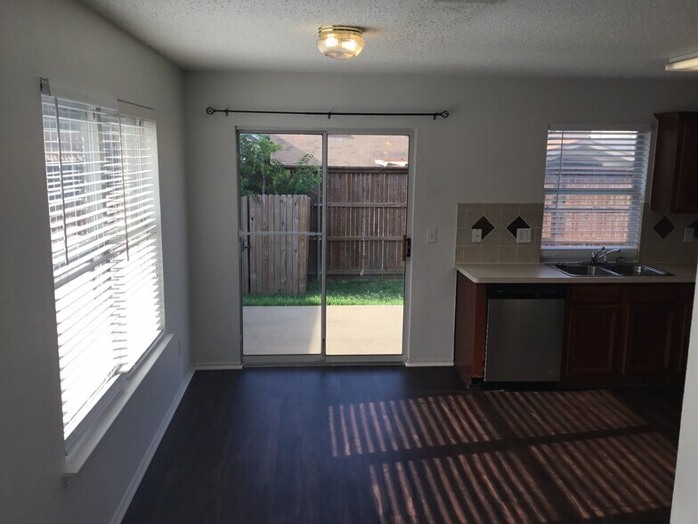 Building Photo - 902 Pryor Dr