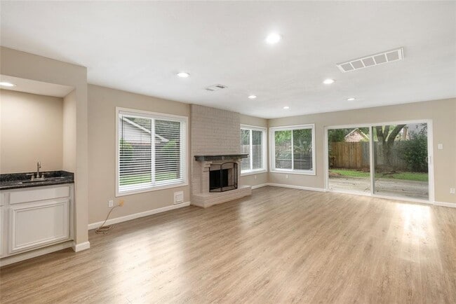 Building Photo - 2207 Brook View Ln