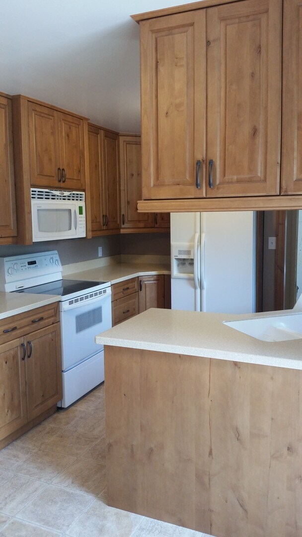 Building Photo - WEST END CHARMER! PERFECT HOME FOR ENTERTA...