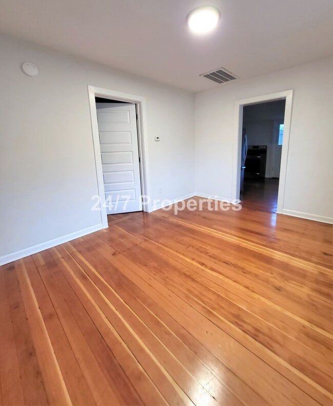Building Photo - Classic 1 BD | 1 BA Cottage w/ Fenced Yard - SE Portland