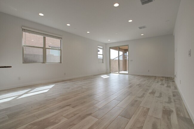 Building Photo - Gorgeous 5 Bedroom Lennar Home built 3 years ago still like new!!!  5 bedrooms in Northern Crossi...