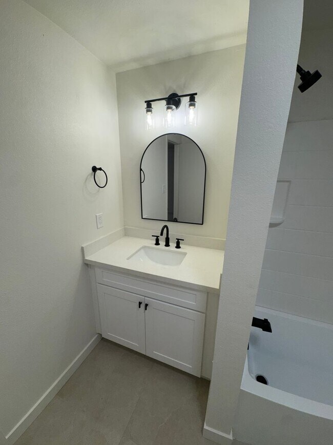 Building Photo - Fully upgraded home with garage!