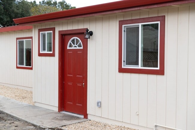 Building Photo - Available NOW 2 bed/1 bath in South Salinas