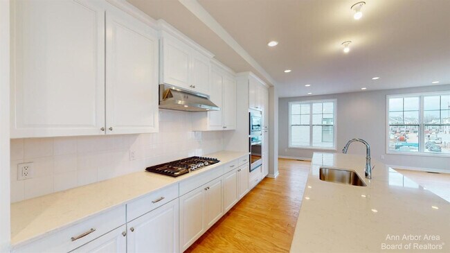 Building Photo - 2877 Rayfield Ave