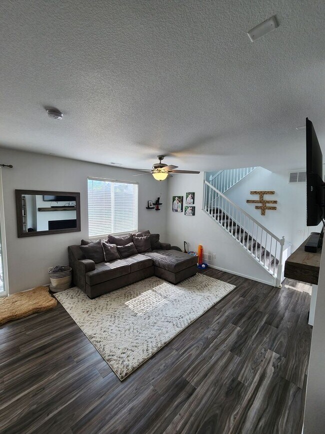 Building Photo - Beautiful 3-Bed, 3-Bath Home on a Spacious...