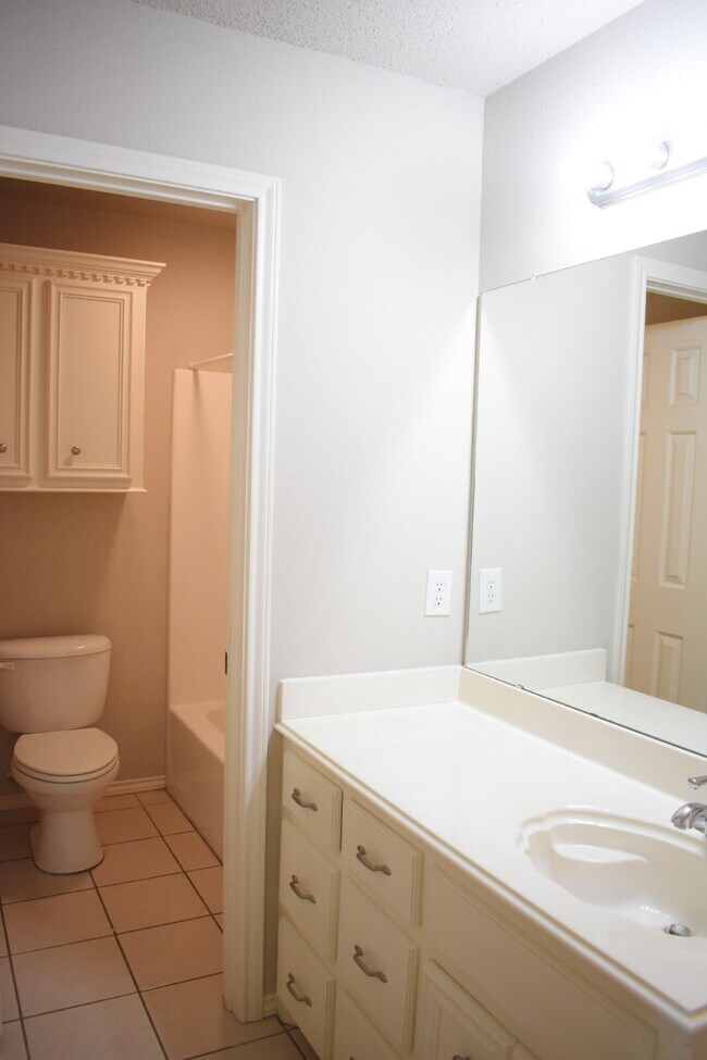 Building Photo - Rare 3 bedroom 3 bath home in Frenship Sch...