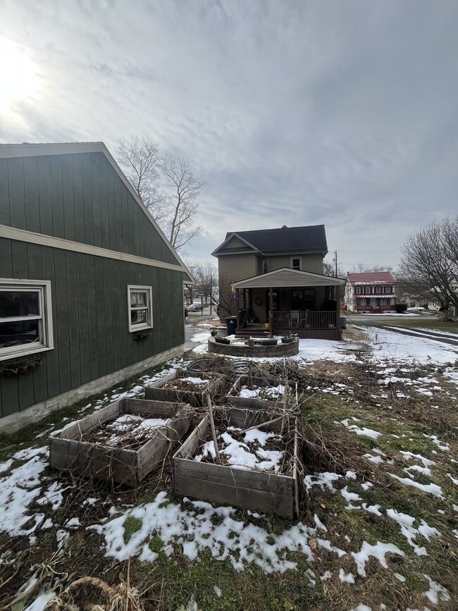 Building Photo - 4276 Division Hwy