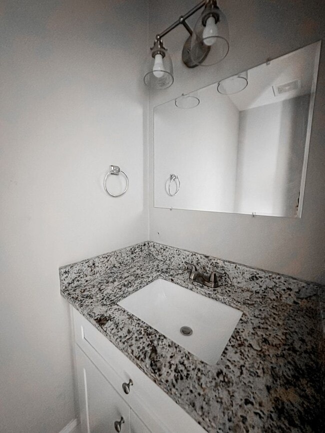 Building Photo - 2 bedroom/2.5 bathroom condo in Gainesville City Limits