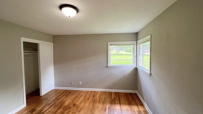 Building Photo - Hello Gorgeous !! 3- bedroom just waiting ...