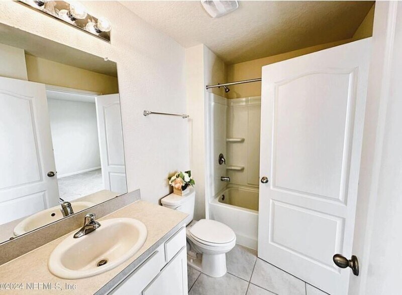 Building Photo - 608 Yellow Oaks Ln