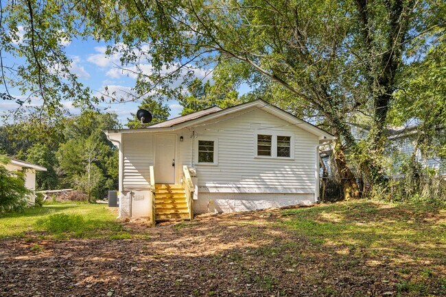 Building Photo - Newly Renovated 3 Bedroom 2 Bathroom Home