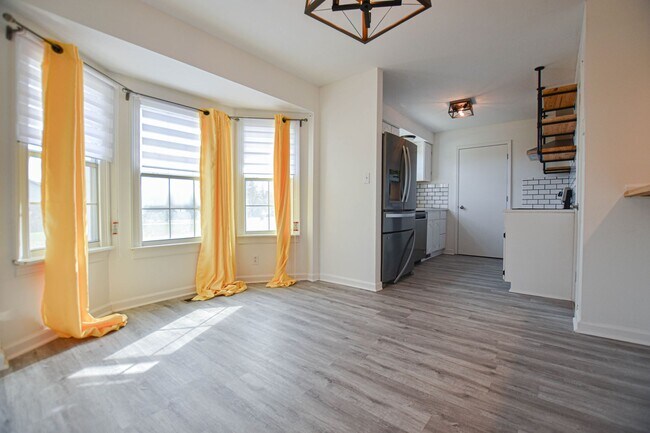 Building Photo - Pet Friendly Three Bedroom!