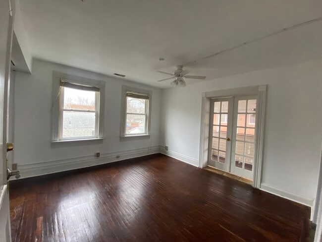 Building Photo - Spacious 3 Bedroom Home w/ 3 Full Baths