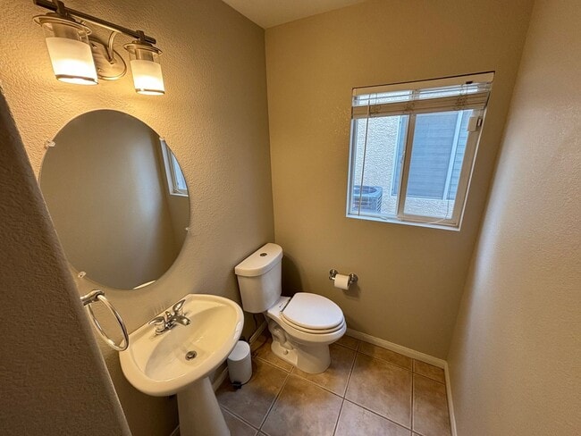 Building Photo - Beautiful two-story home with 4 BED / 2.5 BATH w Loft located in Henderson Nevada!