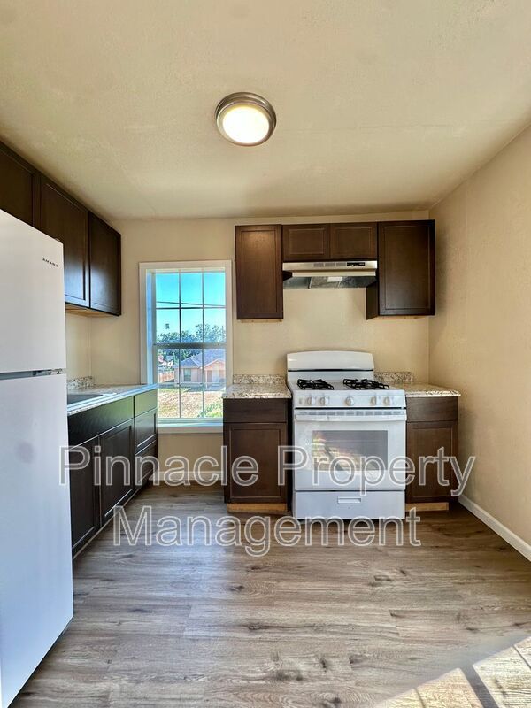 Building Photo - 715 E Harris Ave