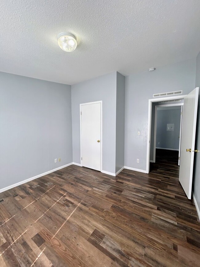 Building Photo - Centrally Located